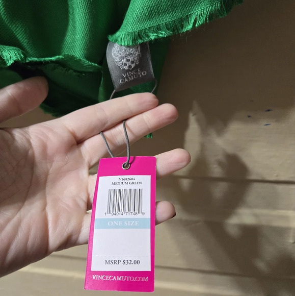 Vince Camuto Medium Green 81inx26in Scarf NWT - Picture 2 of 2